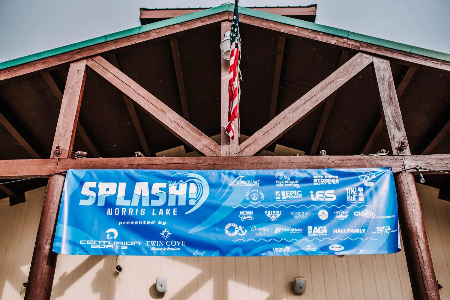 A blue banner with the word "splash" on it for wakesurf board riders.