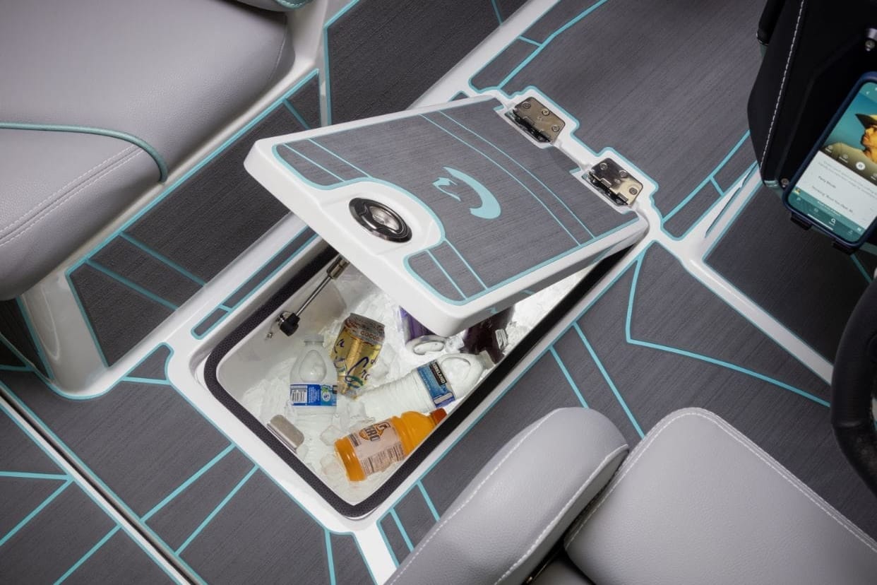 The Centurion Fe22 interior features an innovative ice chest.